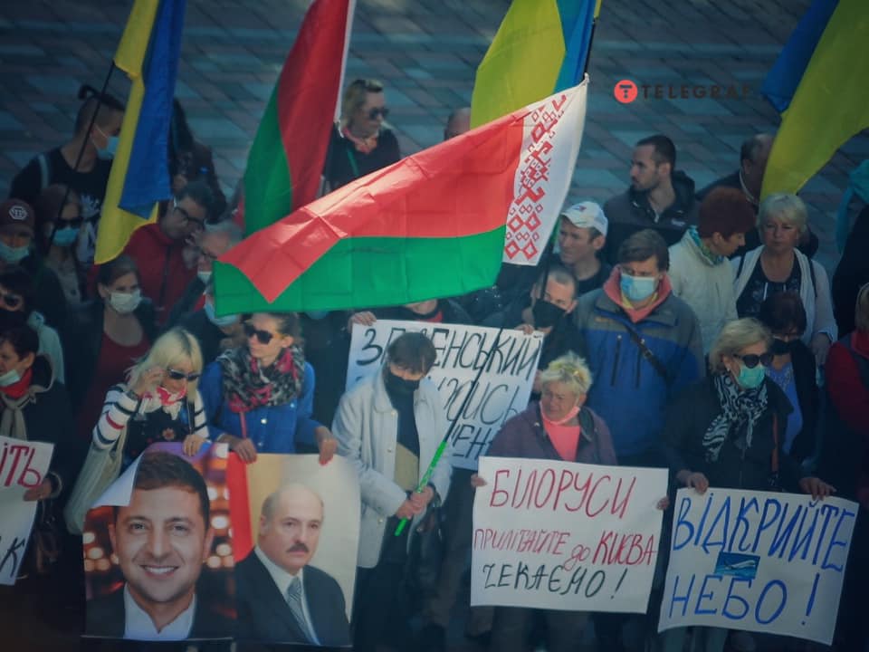 Возле Рады требуют разрешить авиасообщение с Беларусью. Фото: Ян Доброносов в Facebook