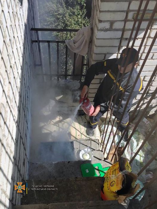 Шашлик на балконі смажили хасиди. Фото: ДСНС