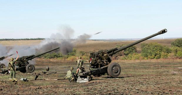 Бойовики гатять з важкого озброєння по залізничній станції на Донбасі. Фото: 