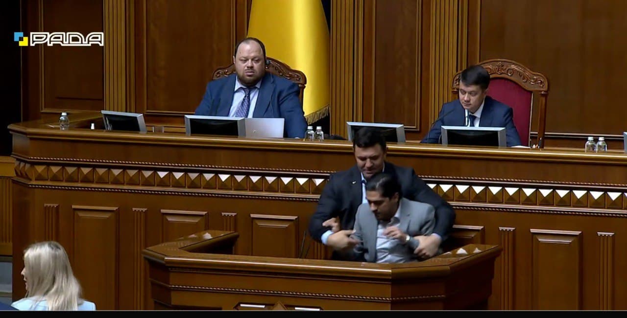 Тищенко закрыл рот Леросу — драка в Раде, скриншот видео