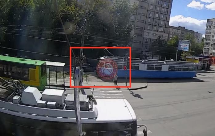 Трамвай сбил парня в Виннице — он встал и пошел дальше