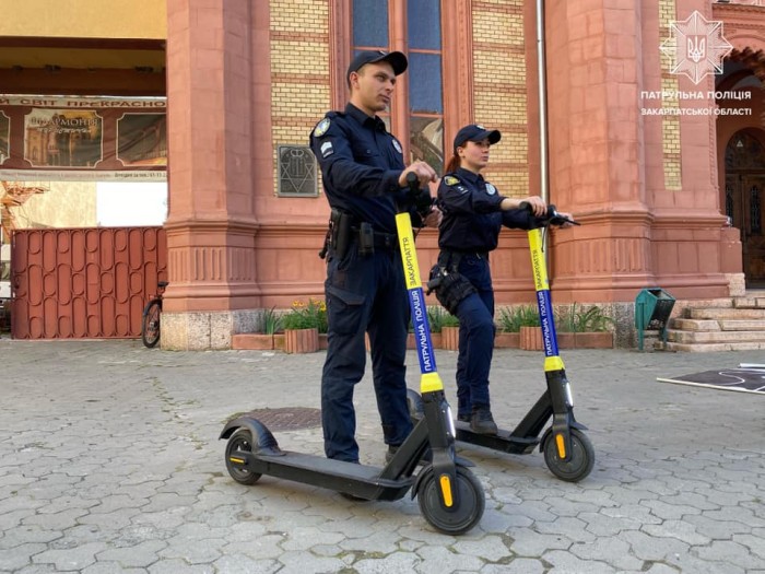 На Закарпатье появились патрульные на электросамокатах, фото: патрульная полиция Закарпатской области