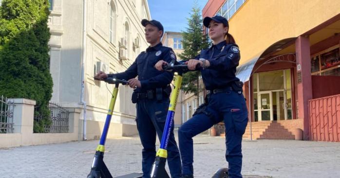 На Закарпатті з’явилися патрульні на електросамокатах, фото: патрульна поліція Закарпатської області