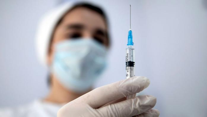 COVID-прививка третьей дозой — когда в Украине рассмотрят этот вопрос
