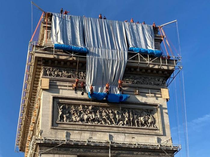 Почалася «упаковка» Тріумфальної арки в Парижі. Фото: Parisien