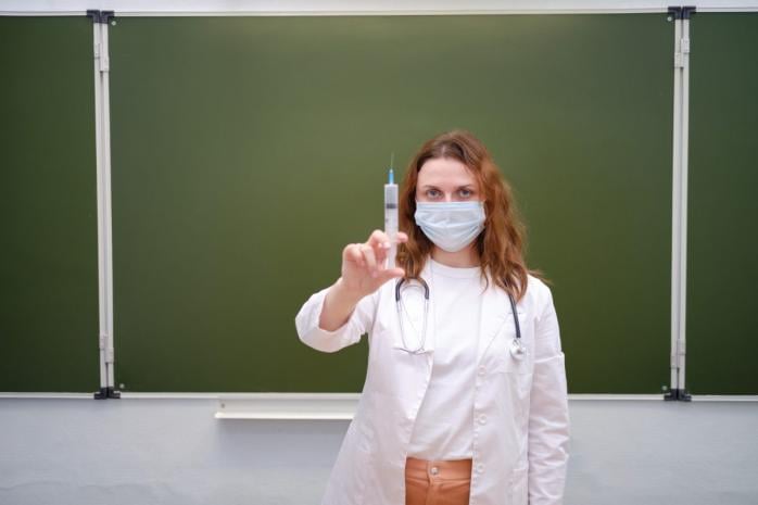 Вакцинувати 80% педагогів за п’ять днів закликали в Офісі президента. Фото: nus.org.ua