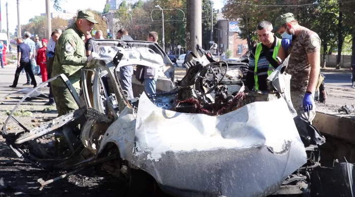 Купа понівеченого металу — з’явилося відео з місця вибуху авто у Дніпрі