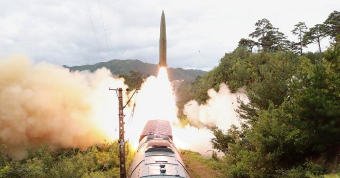 Запуск балістичної ракети з потяга в КНДР. Скріншот з YouTube-каналу Reuters