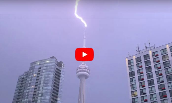 Молния всю ночь «атаковала» телебашню в Торонто