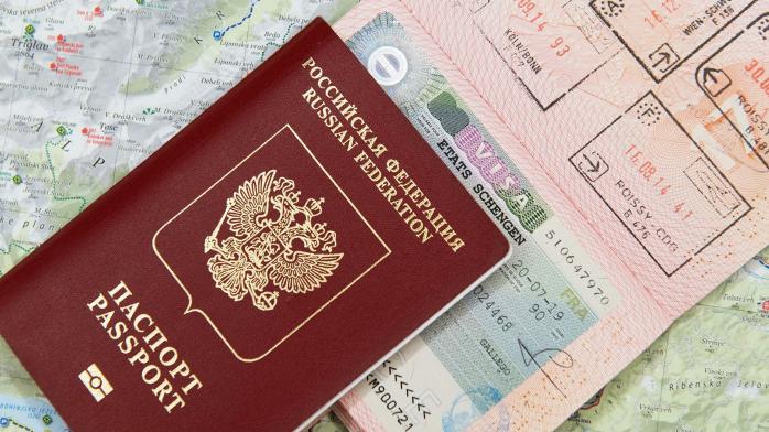 Паспорта РФ раздают жителям ОРДЛО, которых свезли на выборы под Ростов. Фото: УП