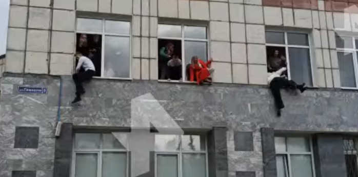 Стрелок устроил охоту на людей в университете в России, есть погибшие, скиншот видео