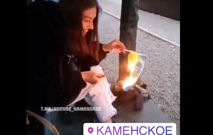 Школьница сожгла флаг Украины на Днепропетровщине 