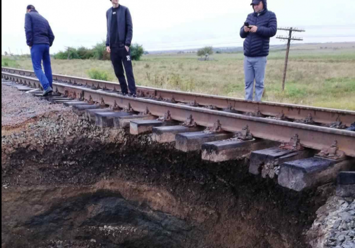 Провалля під залізницею на Буковині “ожило” — рух потягів знову припинили