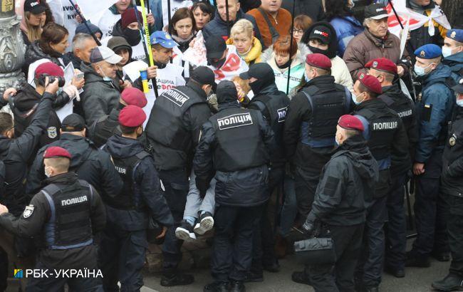 Три митинга под Радой — произошла драка, полиция носит людей на руках