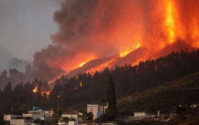 Вулканічна лава на Канарах знищила понад 320 будинків. Фото: Watchers