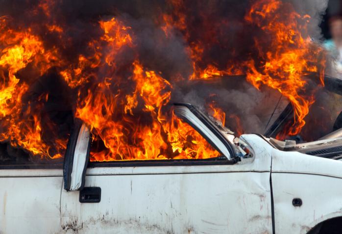 Под Киевом сгорели пять авто — появились ужасные фото