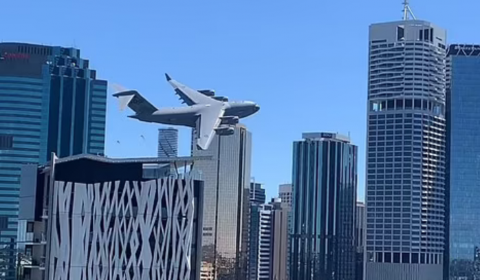 Самолет в Австралии пролетел между небоскребами на высоте 90 м, фото - Daily Mail