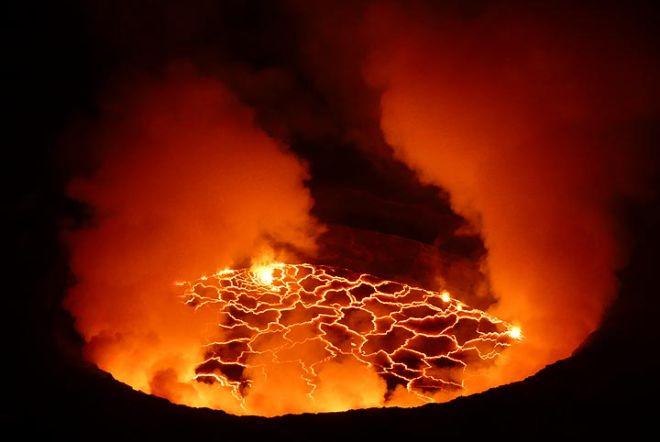 Озеро свежей лавы. Фото: Volcano Discovery