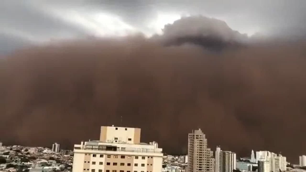 Песчаная буря налетела на Бразилию. Фото: watchers