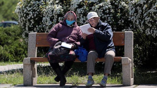 Українців 1 жовтня чекають нові тарифи, пенсії і винятково е-лікарняні, фото - BBC-Україна
