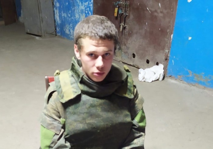 28 вересня бойовик з автоматом здався українським військовим, фото: штаб ООС