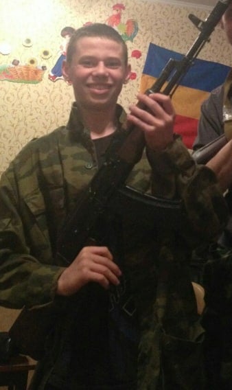 28 сентября боевик с автоматом сдался украинским военным, фото: штаб ООС
