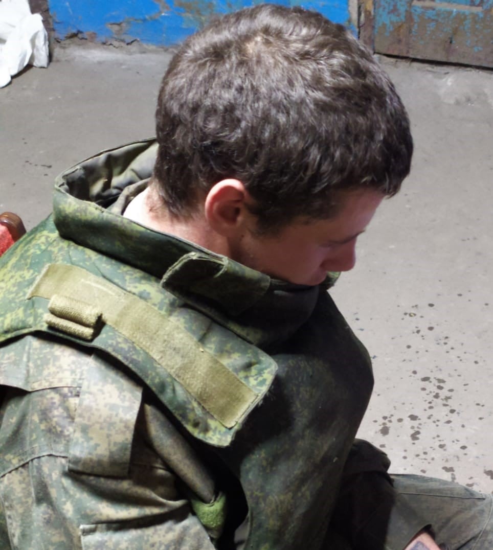28 вересня бойовик з автоматом здався українським військовим, фото: штаб ООС