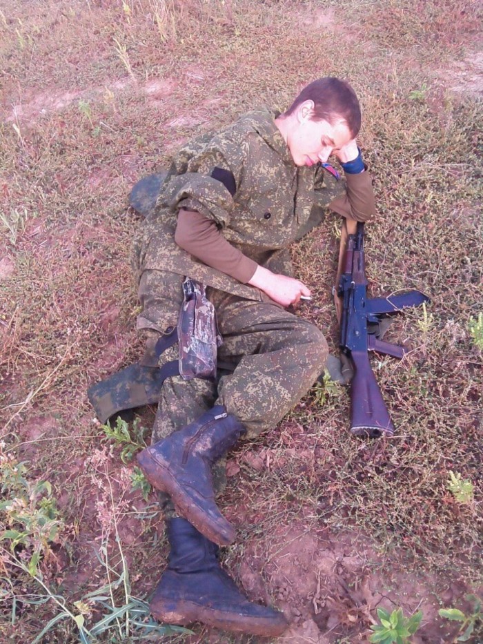 28 сентября боевик с автоматом сдался украинским военным, фото: Сергей Стерненко