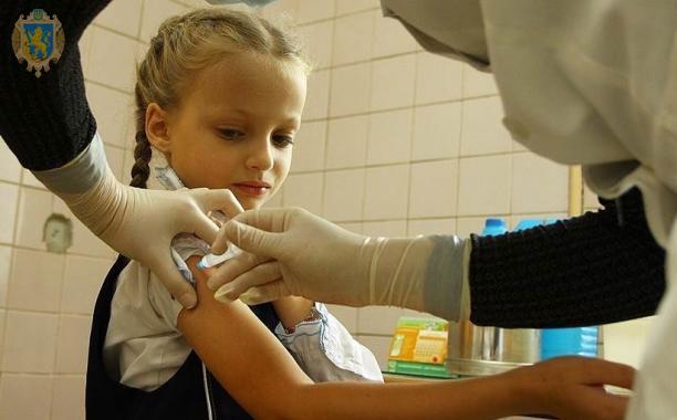 Спочатку щепимо половину дорослих - Ляшко про початок вакцинації підлітків