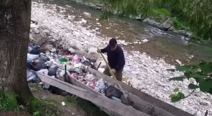Сміття в карпатську річку - у мережі з’явилося відео із Синевира