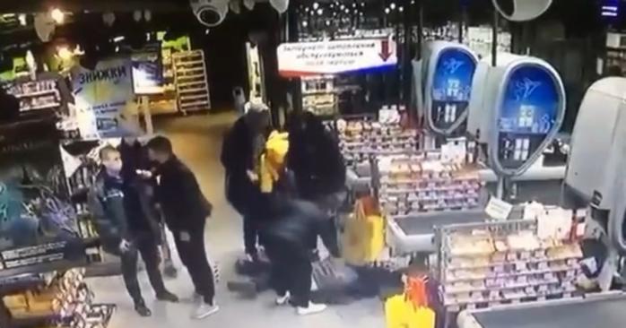 Побиття поліцейського у Чернігові, скріншот відео