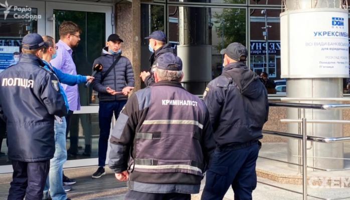 Нападение на журналистов - «Укрэксимбанк» рассказал свою версию о стертых записях