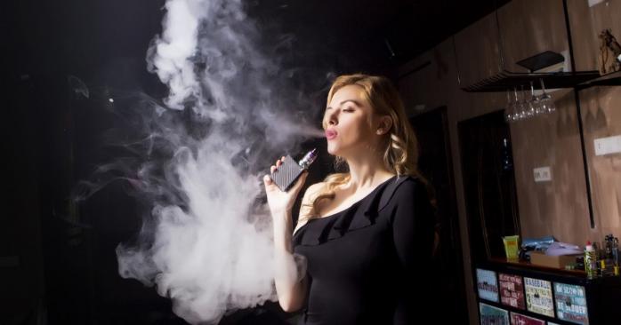 Пользователя электронных сигарет вдыхают тысячи химических соединений, фото: