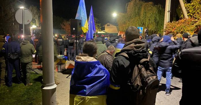 Акція протесту під маєтком Порошенка в Козині. Фото: Андрій Луганський у Telegram