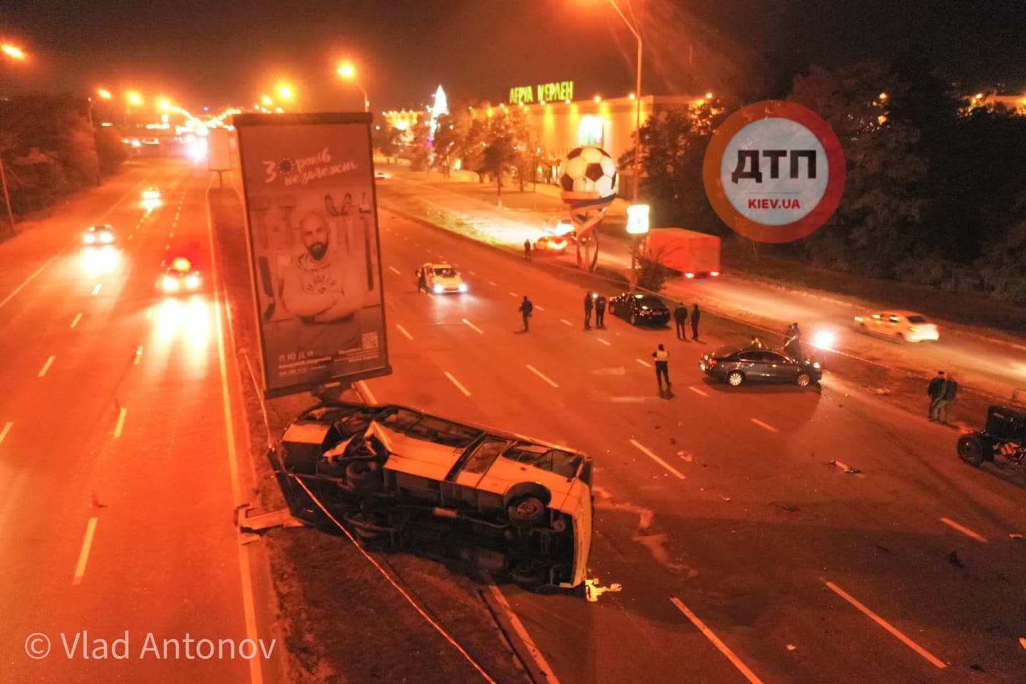 Водитель жив на 50% - подробности ночного тарана маршрутки в Киеве, фото - dtp.kiev.ua