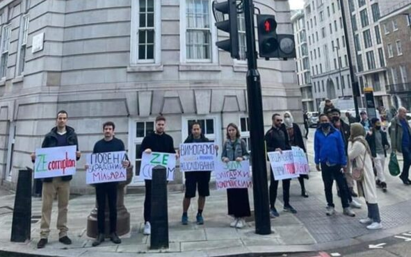 Пикет против Зеленского выставили у «офшорной квартиры» в Лондоне, фото - Буквы