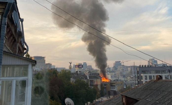 Пожар в центре Киева - огонь охватил дом 