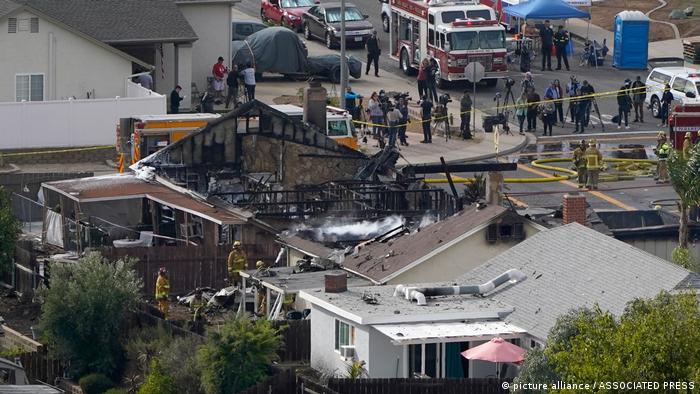 Самолет упал на жилые кварталы в Калифорнии, есть погибшие, фото - DW