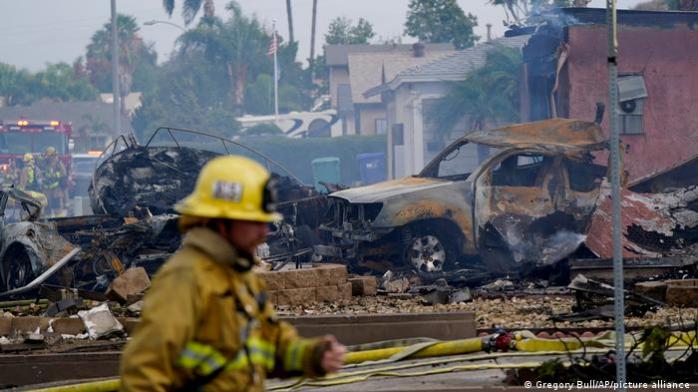 Літак впав на житлові квартали в Каліфорнії, є загиблі, фото - DW