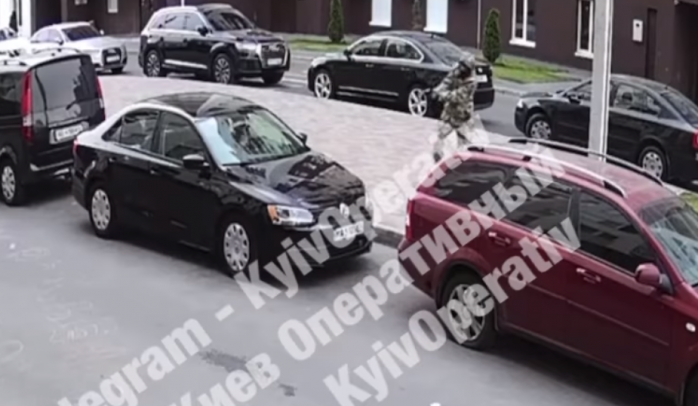 Під Києвом обстріляли подружжя з дитиною, які сідали в авто, скріншот відео