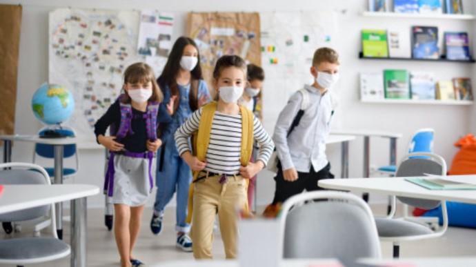 Хвилю коронавірусу влада пропонує збити достроковими канікулами в школах, фото - УП