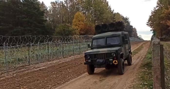 Машина с мегафоном на польско-белорусской границе, скриншот видео
