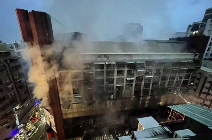 Багатоповерхівка спалахнула в Тайвані, десятки загиблих. Скріншот з відео