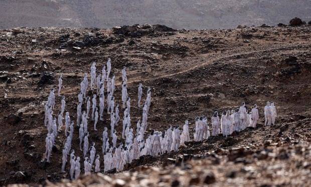 200 людей знялися голими задля порятунку Мертвого моря. Фото: The Guardian
