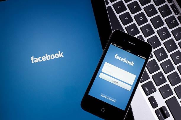 Facebook попал в скандал из-за мигрантов. Фото: Istock