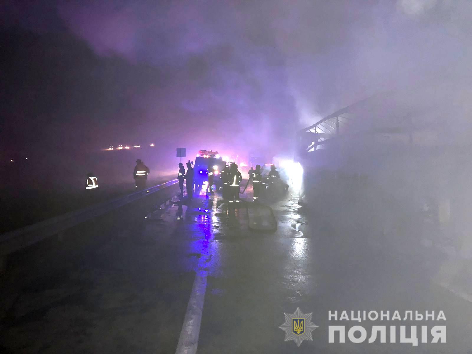 В Одеській області поблизу Любашівки о п’ятій годині ранку зіткнулися відразу п’ять транспортних засобів: дві вантажівки і три легковика, фото - Нацполіція