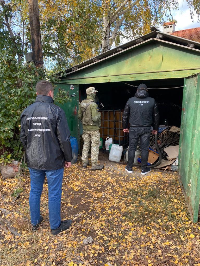 Спирт из Молдовы качали через подпольную трубу. Фото: ГПСУ