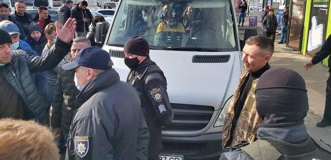 Поліція не випускає маршрутки з автовокзалів Києва без ковід-сертифікатів. Фото: Телеканал Київ