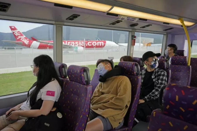 У Гонконзі розкупили квитки на автобусний маршрут для бажаючих виспатися, фото - АР