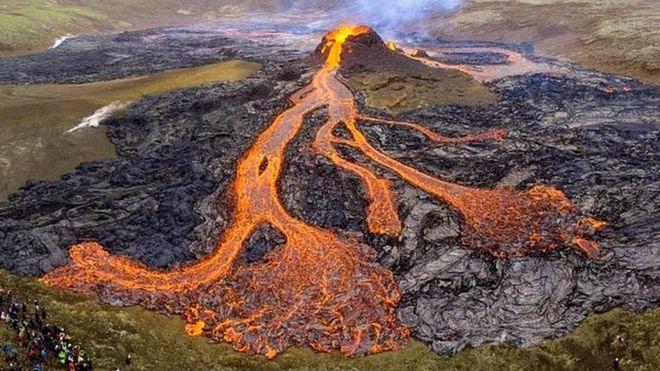 Лава вулкана в Іспанії несеться з величезною швидкістю – страхітливе відео. Фото: ВВС
